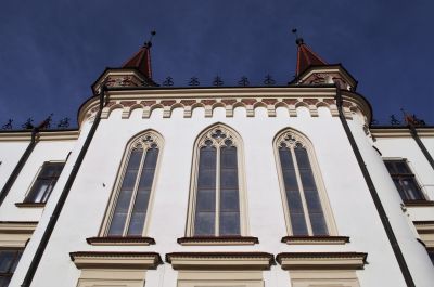 Fragment ryzalitu z neogotyckimi oknami w elewacji południowej. Fot. Ludmiła Łapka Biuro Architekta Miasta
